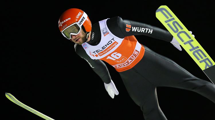 Markus Eisenbichler fliegt,  derzeit aber nicht gut genug. 