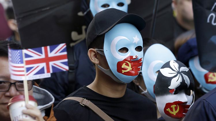Die Demonstranten protestieren gegen den zunehmenden Einfluss der kommunistischen Führung Chinas.