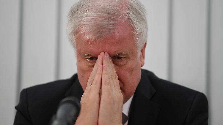 Innenminister Seehofer war froh, wieder auf dem Boden zu sein.