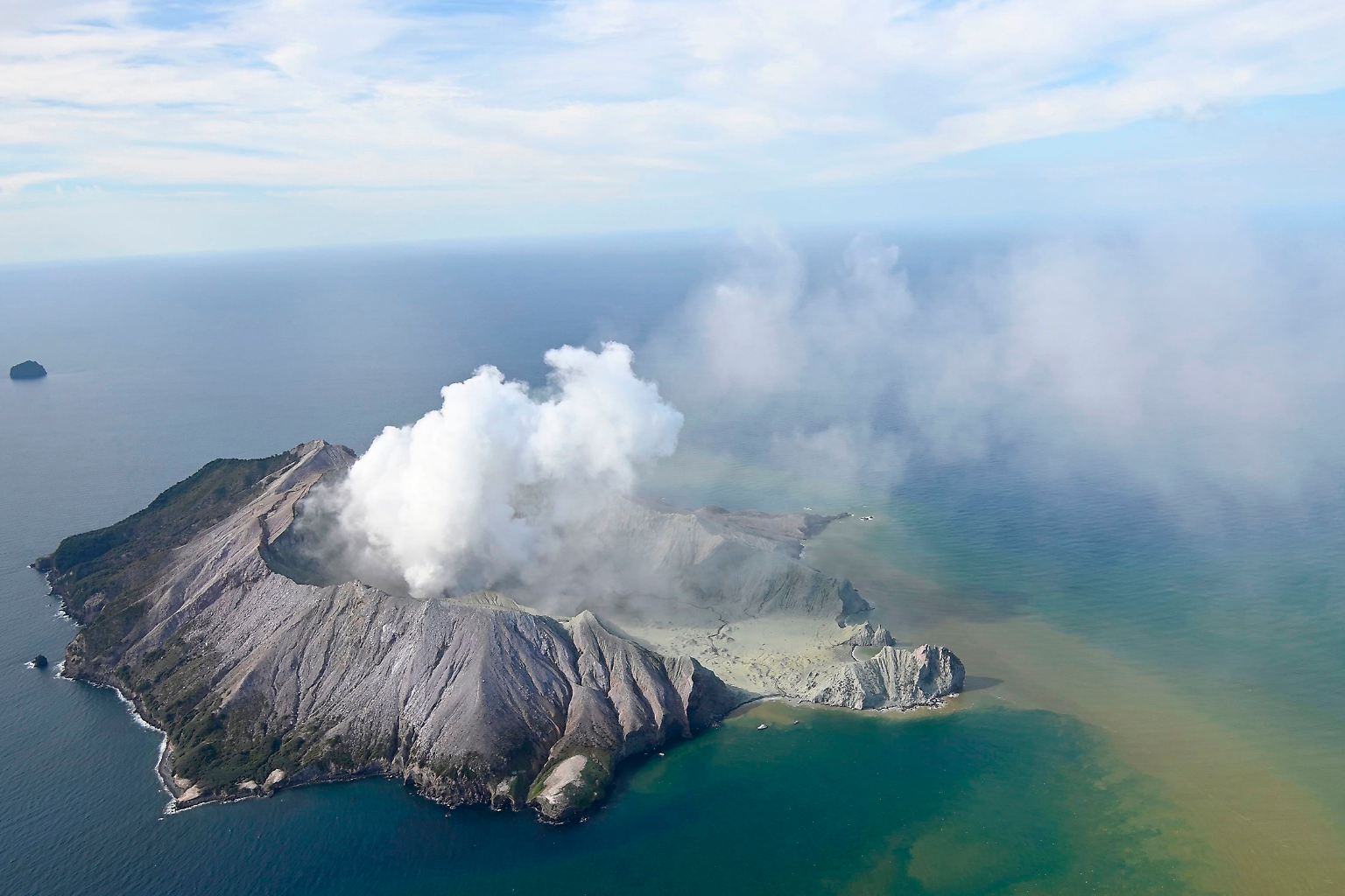 Auf der neuseeländischen Insel White Island bricht der Vulkan Whakaari aus. 