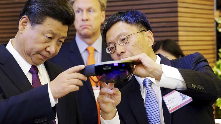 Kommt wohl künftig nicht mehr oft vor: Präsident Xi begutachtet ein Microsoft-Produkt.