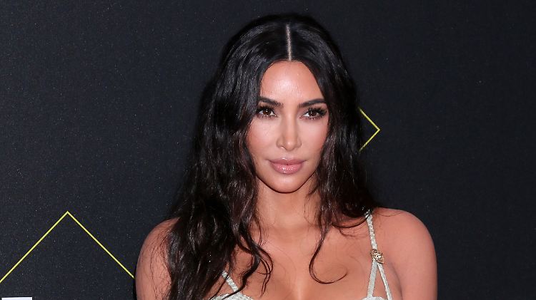 Eigentlich gilt Kim Kardashian als recht stilsicher. Jetzt aber hat sie modetechnisch daneben gegriffen.
