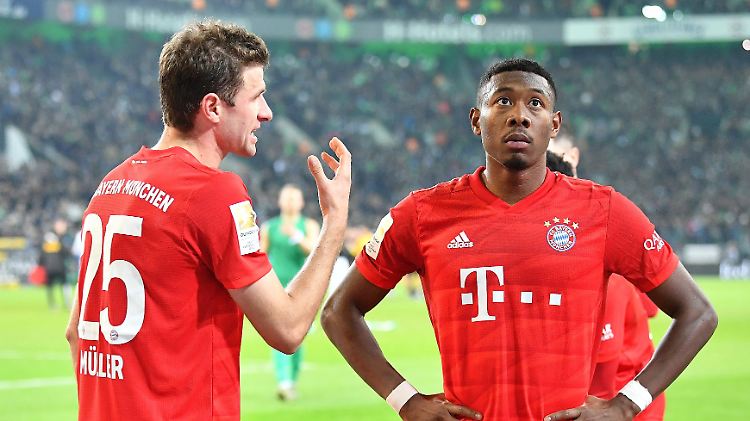 Thomas Müller und David Alaba suchen nach einer Erklärung dafür, warum sie gegen Borussia Mönchengladbach so eingebrochen sind.