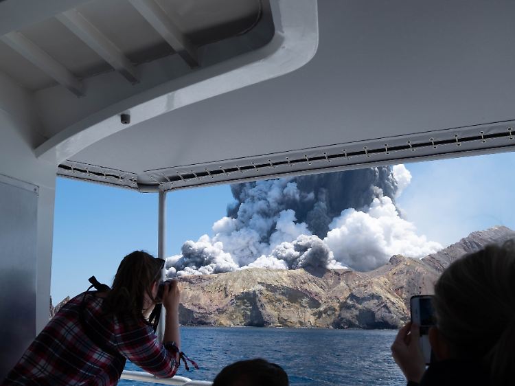 Twitter-Nutzer Michael Schade ist gerade auf einem Boot unterwegs, als er die Eruption fotografiert. Er war 20 Minuten zuvor auf der Insel.