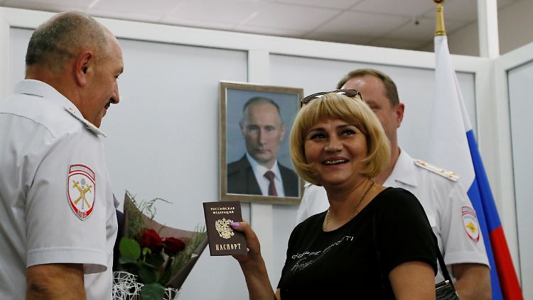 Putins Pass-Dekret macht's möglich: Eine neue Bürgerin der selbsternannten russischen Republik Donezk.