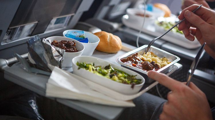 Die Mahlzeiten auf Lufthansa-Flügen werden in Zukunft von der Gategroup geliefert.