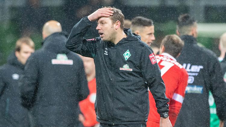 Kann es nicht glauben: Florian Kohfeldts Werder Bremen hat gegen Paderborn verloren und steckt damit mitten im Abstiegskampf.