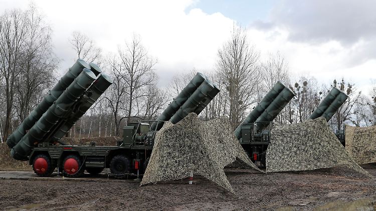 Die Raketen vom Typ S-400 können mit Lastwagen transportiert werden.