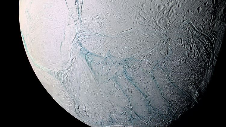 Auf dem Bild deutlich zu sehen sind die Streifen auf dem Enceladus, die in Richtung Südpol verlaufen.