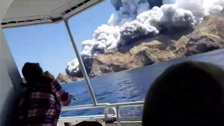 Mehrere Ausflugsgäste kamen bei einer Tour auf der Vulkaninsel ums Leben. Andere Touristen sahen den Ausbruch von einem Boot aus.