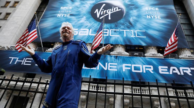 Branson hat angekündigt, selbst erster Fluggast seiner Weltraumlinie zu sein. Mehrheitseigner ist er infolge der Corona-Krise nicht mehr.