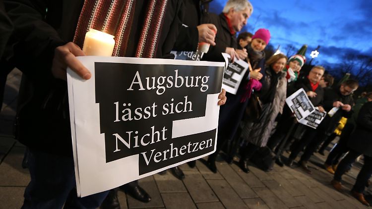 Protest gegen die Versuche Rechter, den Totschlag von Augsburg für Hetze gegen Ausländer zu nutzen.