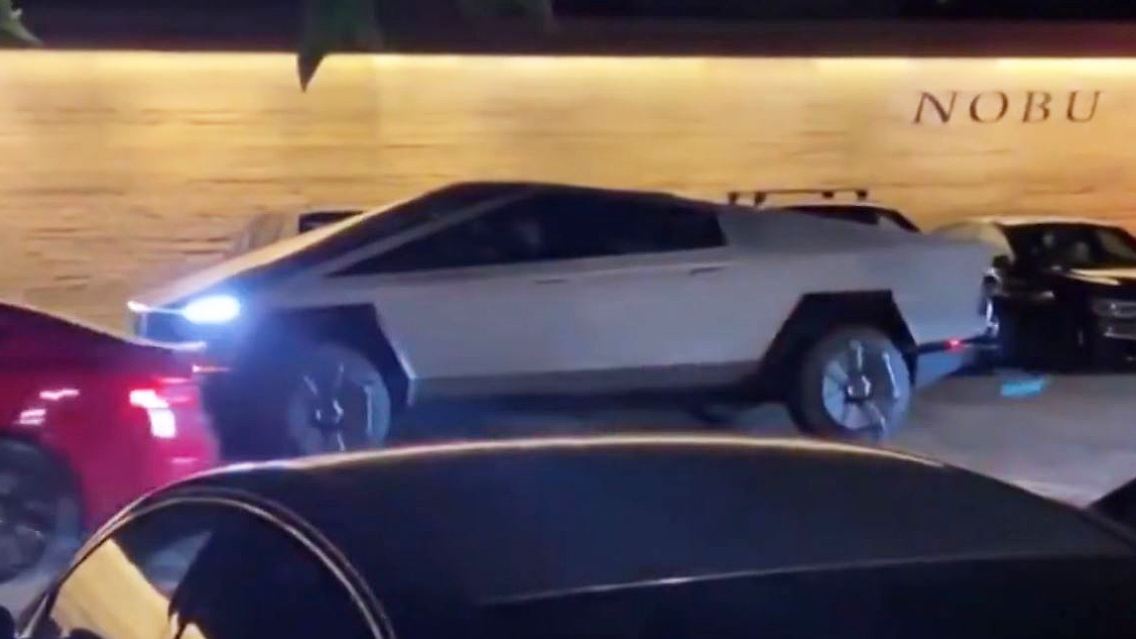 Musk Cybertruck Tesla 2.JPG