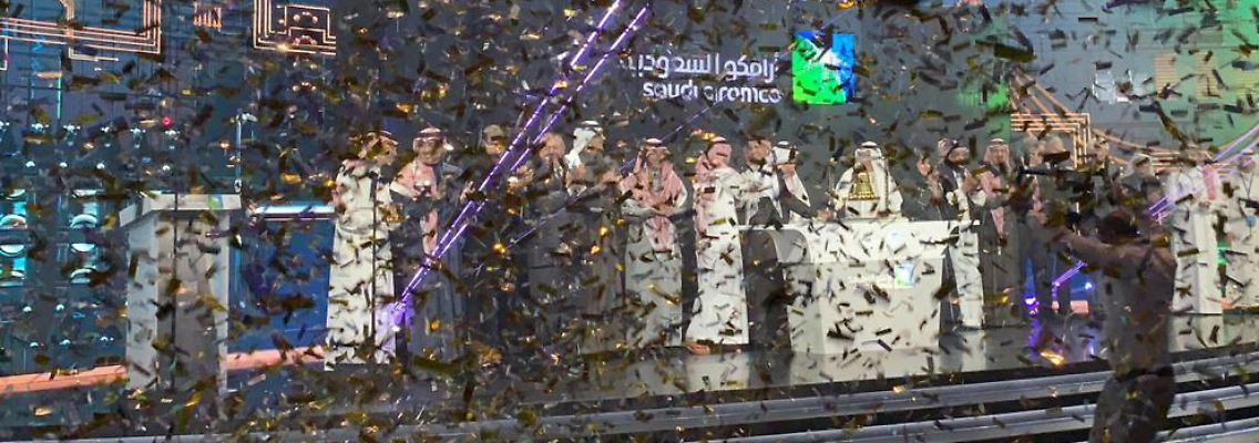 Zum Ausgabepreis wird Aramco mit insgesamt 1,7 Billionen Dollar bewertet und schwingt sich zum wertvollsten Börsenunternehmen der Welt auf.