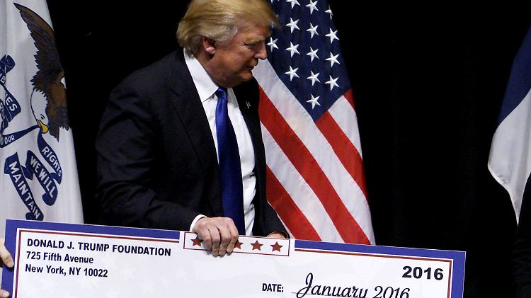 Trump im Jahr 2016 bei der Übergabe eines Schecks seiner Stiftung.