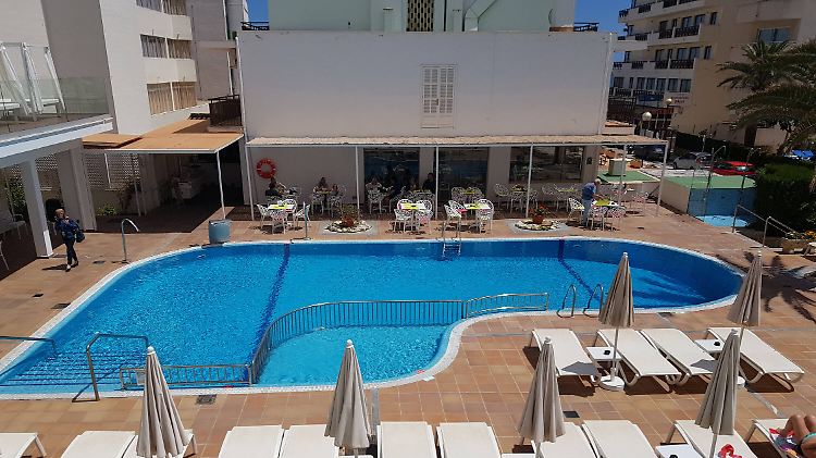 Nicht vom Balkon springen - Hotels sollen die Nichtbeachtung dieser Regel künftig stärker sanktionieren dürfen.