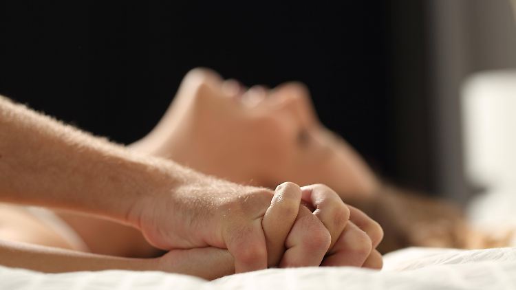 Ein erfülltes Sexleben macht glücklich. 