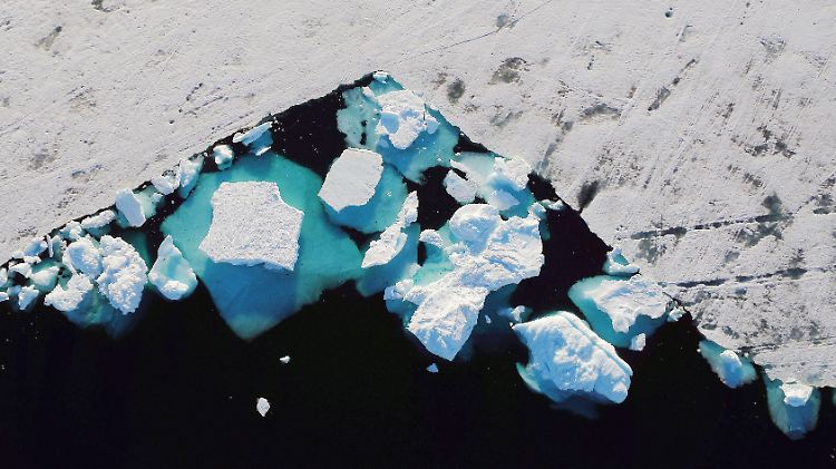 Eisberg vor Tasiilaq im Juni 2018: Grönlands Eisschild schmilzt einer neuen Studie zufolge wesentlich schneller als erwartet.