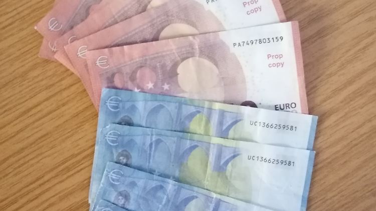 Die Sicherheitsmerkmale fehlen bei den gefälschten Scheinen. Auf der Rückseite ist dafür der Aufdruck ""prob copy" zu lesen.