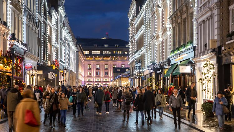Der britische Einzelhandel schwächelt. Das bekommen längst auch schwere Immobilienfonds zu spüren.