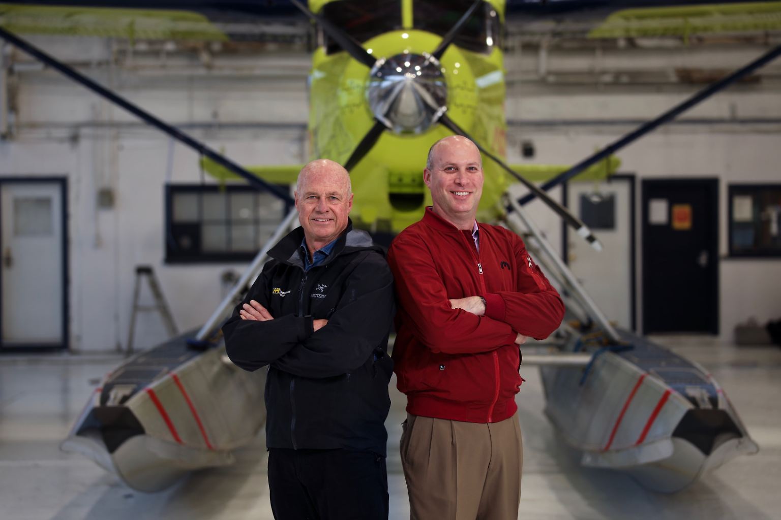 So sehen Luftfahrtpioniere zu Beginn des E-Zeitalters aus:  Harbour-Air-Chef Greg McDougall (l.) posiert mit Magnix-Chef Roei Ganzarski vor ...