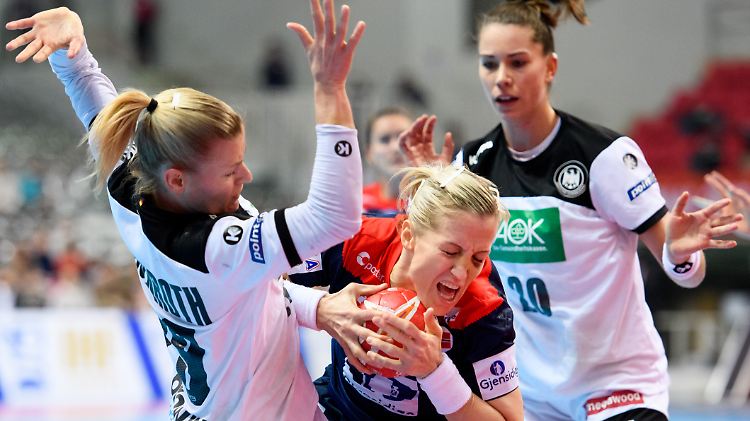 Die deutschen Handballerinnen kassieren gegen Norwegen eine knappe Niederlage.