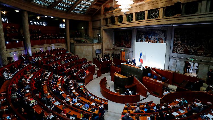 Premierminister Philippe warb im Parlament für einen "Pakt der Generationen".