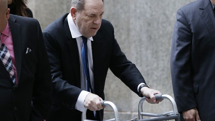 Brauchte auf dem Weg zum Gericht eine Stütze: Harvey Weinstein.