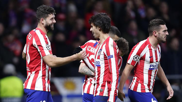 Atleticos Felipe feiert ein Tor und den Einzug seines Vereins ins CL-Achtelfinale.