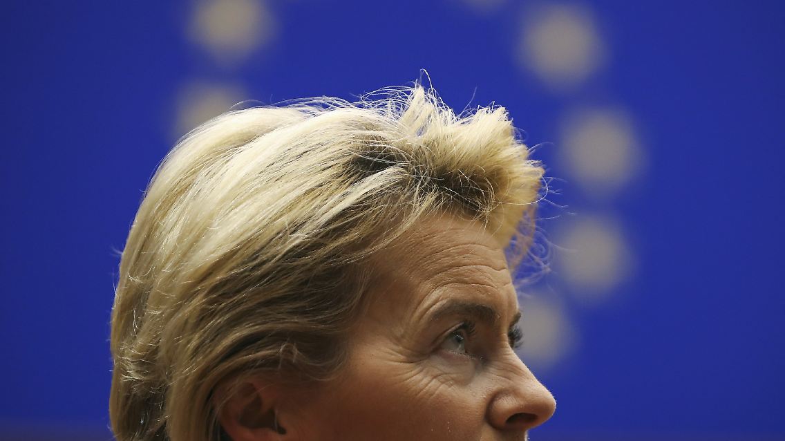 ... wird sie künftig die mächtige EU-Kommission führen. Ein großer Karrieresprung für die CDU-Politikerin, die als Verteidigungsministerin in Berlin nicht unumstritten war. Doch in Paris ...