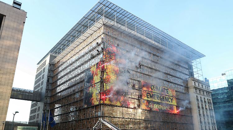 Das Gipfelgebäude bot am Vormittag einen dramatischen Anblick.
