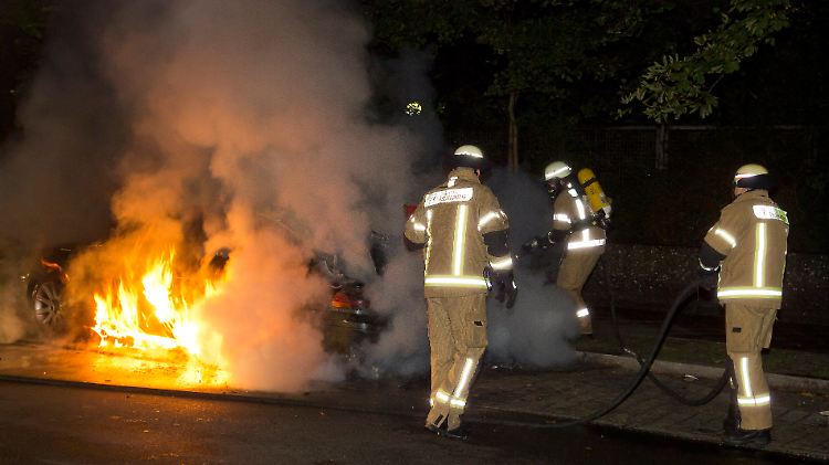 Die Angst, dass Elektroautos häufiger in Brand geraten als Verbrenner, scheint unbegründet.