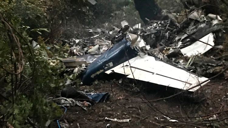 Das Flugzeug wurde bei dem Unglück völlig zerstört.
