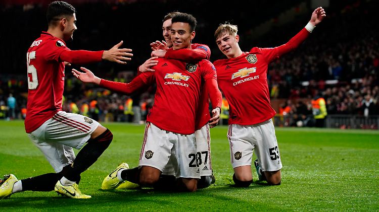 Doppeltorschütze Mason Greenwood lässt sich zurecht feiern.
