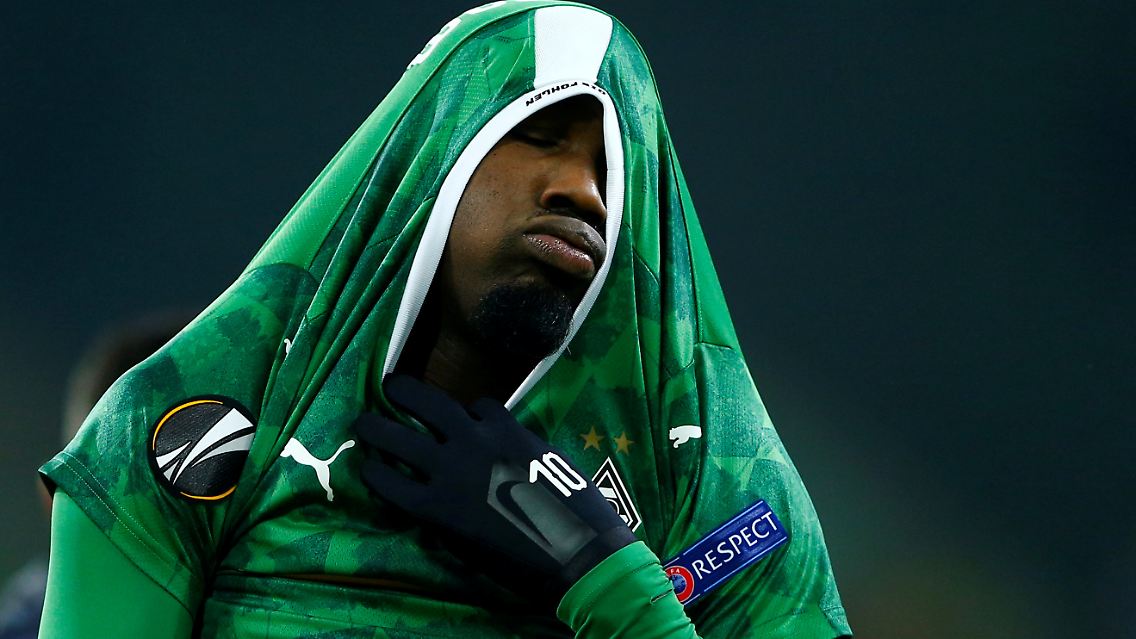 … Marcus Thuram zog sich schluchzend das Trikot über den Kopf. Der Bundesliga-Tabellenführer hat sich in der Europa League blamiert und ist nach einem Last-Minute-Schock als einziger deutscher Klub sowie erstmals in der Gruppenphase ausgeschieden.