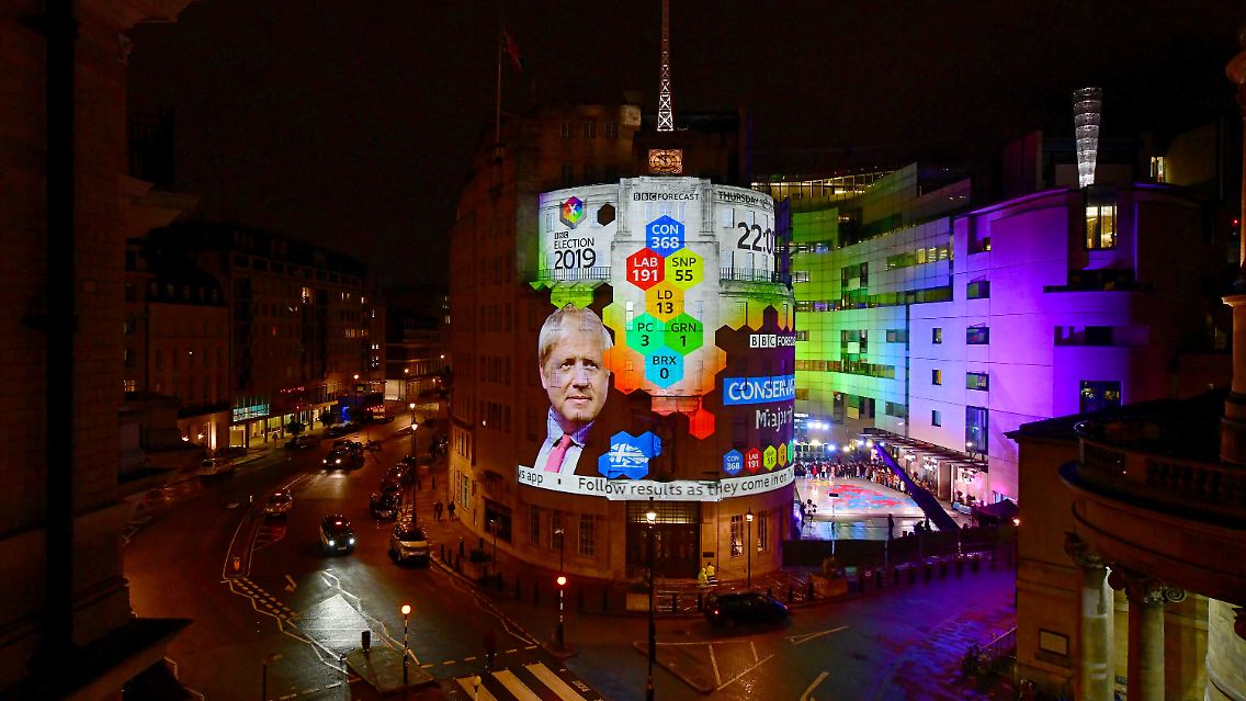 London bei Nacht: Die Wahlzwischenstände projiziert die BBC mit einem Beamer an die eigene Hausfassade.