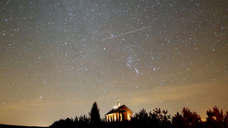 Sternschnuppen am nächtlichen Himmel über Weißrussland im Dezember 2017: Die Meteoriten gehören zu den Geminiden, die alljährlich im Dezember am Nachthimmel zu beobachten sind.