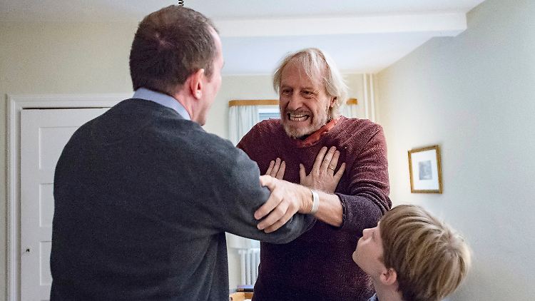 Heinrich (Reiner Schöne) provoziert seinen Sohn (Martin Lindow, mit Anton Peltier als Simon, r.).