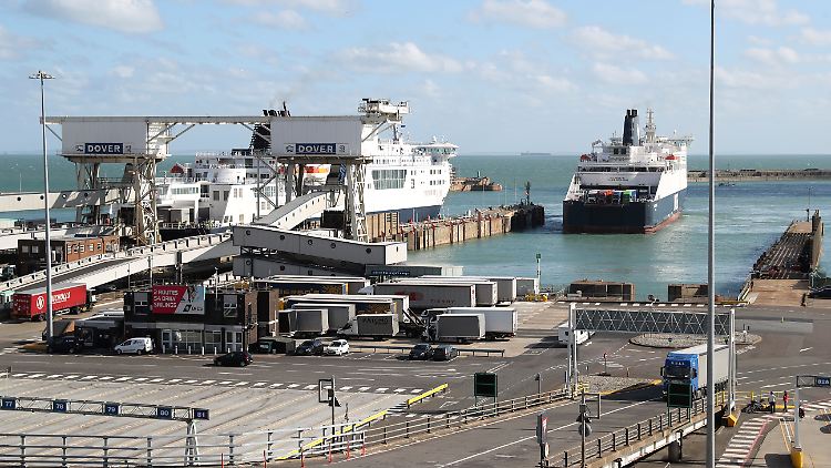 Fähren sind in Betrieb im Fährhafen von Dover.