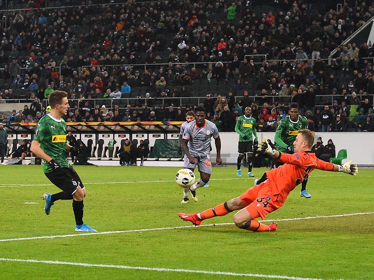 Das wäre es gewesen: Patrick Herrmann scheitert an Istanbuls Torhüter Mert Günok.
