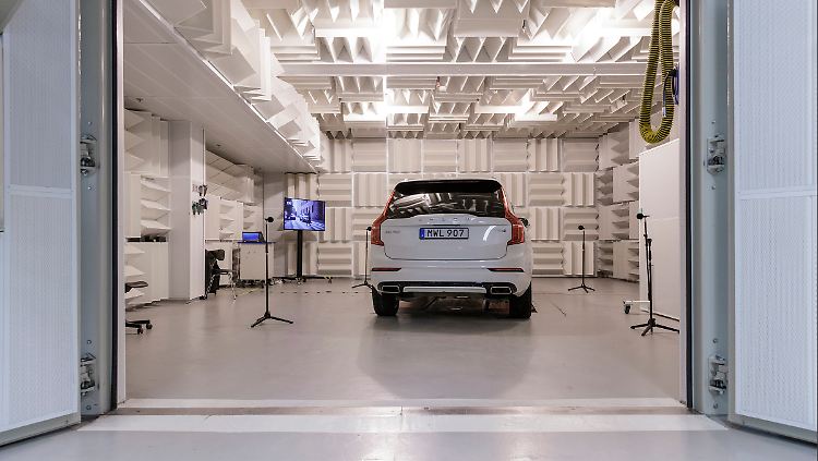 So nüchtern wie der Sound eines Elektroautos auf der Straße daherkommt, so nüchtern sieht auch das Studio aus in dem er kreiert wird.