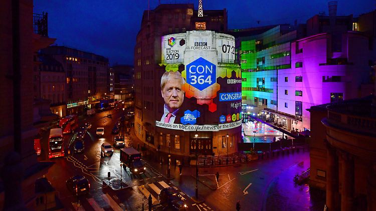 Wahlberichterstattung der BBC: Mit einer bunten Projektion auf der Fassade der Sendezentrale in London schlüsselt die Medienanstalt die politische Farbenlehre Großbritanniens auf.
