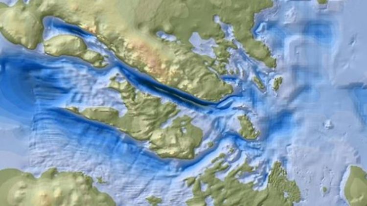 In dunkelblauer Farbe sichtbar: Die tiefste, eisgefüllte Schlucht an Land zieht sich mit 20 Kilometern Breite und rund 100 Kilometern Länge durch den Denmans-Gletscher. 
