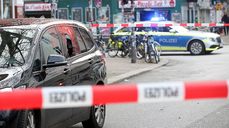 Das dem Innensenator-Auto folgende Fahrzeug steht beschädigt am abgesperrten Tatort auf St. Pauli.