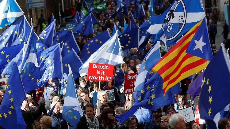 Anti-Brexit-Proteste und Pro-Unabhängigkeits-Demo in Edinburgh im März. Die Frage "Ist es der Brexit wert?" wird sich auch in Zukunft stellen - und dass sich eine Katalonienfahne in die blau-weiße Menge mischte, war kein Zufall.