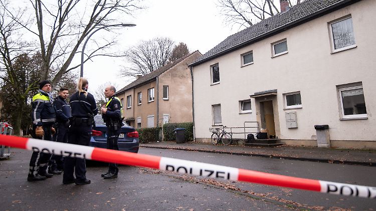 Ein 47-jähriger Stadt-Mitarbeiter ist bei einem Hausbesuch in Köln erstochen worden.