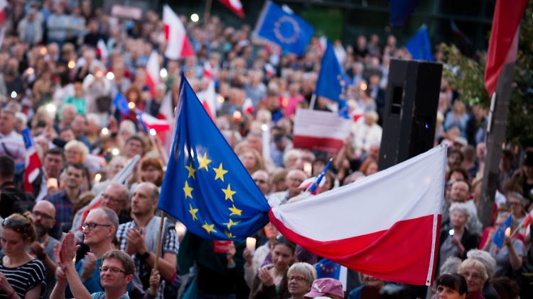 Bereits im Sommer 2018 protestieren Tausende gegen die geplanten Justizreformen in Polen.