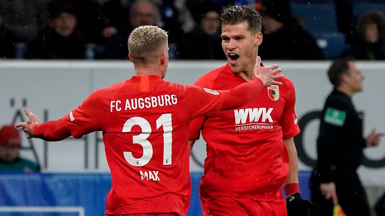 Nach dem Sieg bei Hoffenheim wollen die Augsburger wohl die ganze Welt umarmen.