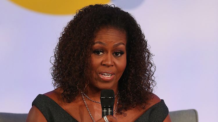 Steht hinter Greta Thunberg: Michelle Obama.