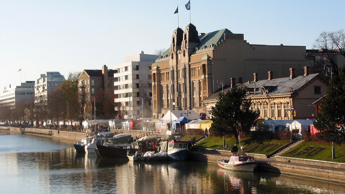 Die schöne Seite Turkus: Der Fluss Aurajoki - hier der Fischmarkt - ist die Lebensader der finnischen Stadt.
